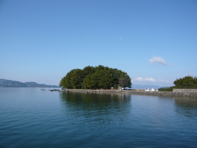    According to the Omura clan archives, Terashima is the place where Fujiwara Naozumi, the ancestor of Omura, first arrived in Omura.
   Terashima, with beautiful old pine trees, has a legendary stone which Fujiwara Naozumi tied the rope of the boat to.  
   This island was also a spot for NHK historical fiction TV drama 