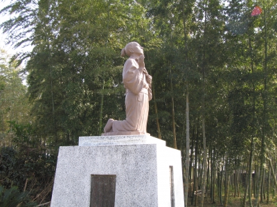    Dozuka Site is located in the west side of the National Route in Sakurababa.  The bodies of 131 martyrs were buried in two places.  
   There is a bronze statue of prayer standing 150m south of the site.  