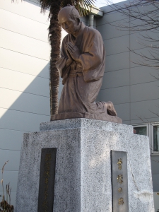    At the foot of a Japanese hackberry tree, 500m north of Dozuka Site, heads of 131 martyrs are said to have been buried.
   The heads and the bodies of the martyrs were buried separately because people were afraid of those body parts connected again through the Christian black art.
   Now, by the hackberry tree after several generations stands a monument for the martyrs.